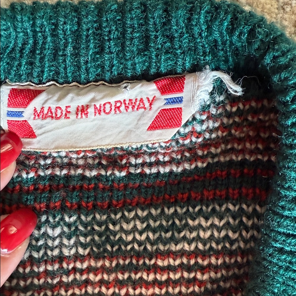 This is a vintage 90s Eddie Bauer Nordic wool blend cardigan sweater in green - Picture 4 of 8